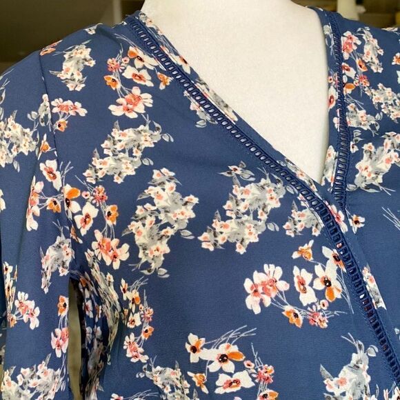 Sienna Sky Blue Foral Wrap Around V Neck Top Short Sleeves XS - Picture 3 of 12
